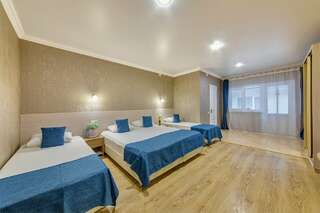 Гостиница Атлас Геленджик Стандарт четырехместный с террасой-1