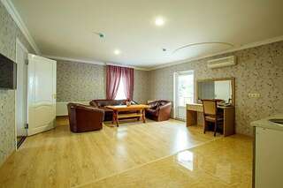 Гостиница Атлас Геленджик Люкс с кухней и балконом-1