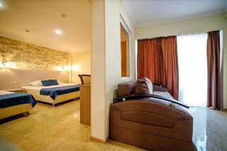 Гостиница Атлас Геленджик Семейная студио с кухней и террасой-5